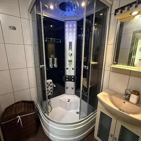 아파트 By The Sea *